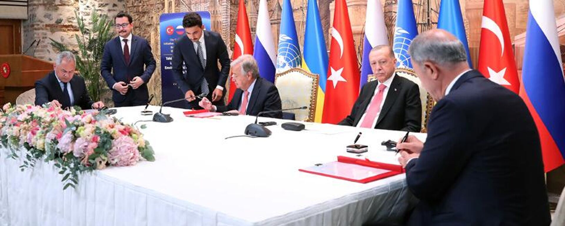 De izquierda a derecha: el ministro de Defensa ruso, Serguéi Shoigú, el secretario general de la Organización de las Naciones Unidas (ONU), António Guterres, y el presidente turco, Recep Tayyip Erdogan, firman en Estambul documentos para levantar las restricciones a las exportaciones rusas y ayudar a Rusia a exportar grano ucraniano - Sputnik Mundo, 1920, 28.06.2023