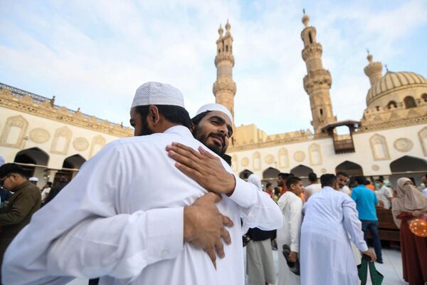 Eid al Adha no tiene fecha fija, se celebra el 10 de Dhu al-Hijja del calendario lunar islámico, al final del Hach y 70 días después de otra importante festividad musulmana, Eid al Fitr (Uraza Bairam), que marca el fin del ayuno durante el mes sagrado del Ramadán. En la foto: musulmanes se saludan en el patio de la histórica mezquita de al-Azhar, en El Cairo, Egipto. - Sputnik Mundo