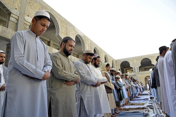 En árabe, Eid al Adha significa fiesta del sacrificio. Es una festividad que conmemora el sacrificio del profeta islámico Ibrahim, antepasado común de árabes y judíos, identificado con el profeta bíblico Abraham. En la foto: la oración festiva en una mezquita de Kandahar, Afganistán. - Sputnik Mundo