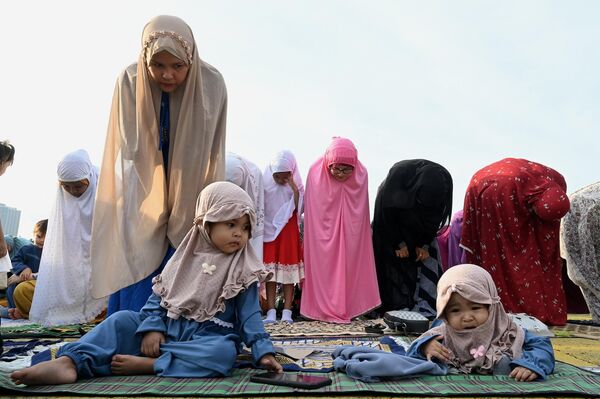 Eid al Adha es una de las fiestas más importantes de la cultura musulmana. Marca el final del Hach, la peregrinación a los lugares santos del Islam en La Meca. En la foto: la oración festiva en la tribuna Quirino en Manila, Filipinas. - Sputnik Mundo