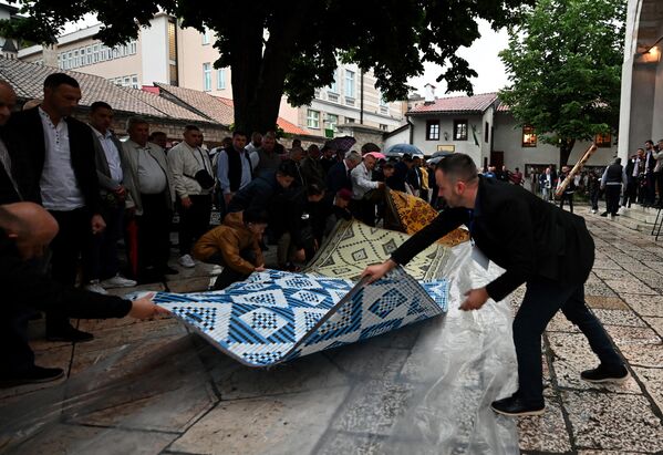 Los preparativos para la fiesta comienzan con mucha antelación. Unos 20 días antes, los musulmanes dejan de cortarse el pelo o afeitarse, y no celebran fiestas ni llevan ropa nueva. En la foto: musulmanes se preparan para las oraciones festivas frente a la mezquita Gazi-Husref Bey de Sarajevo, Bosnia y Herzegovina. - Sputnik Mundo