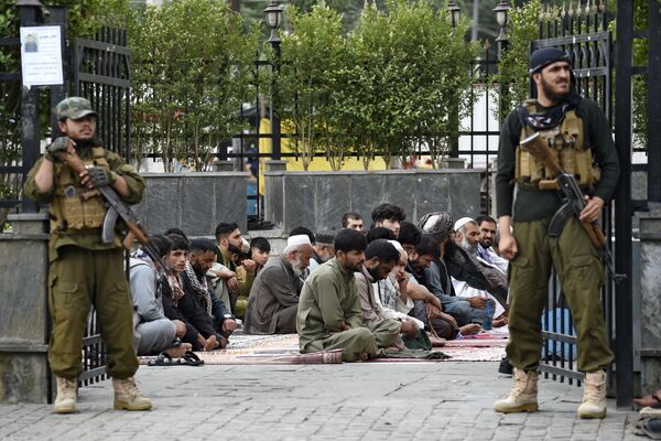 Tras regresar a casa y desayunar, las personas se reúnen de nuevo en la mezquita para un sermón. En la foto: la oración festiva en el patio de la mezquita Shah-e Doh Shamshira de Kabul, Afganistán. - Sputnik Mundo