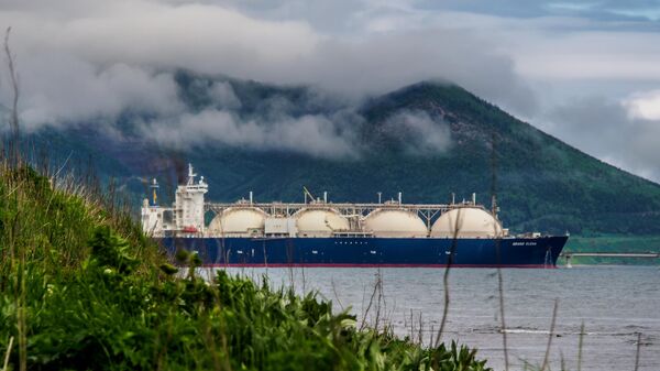 Gasero Grand Elena en el muelle de la planta de GNL de Prígorodnoye, Sajalín, Rusia  - Sputnik Mundo