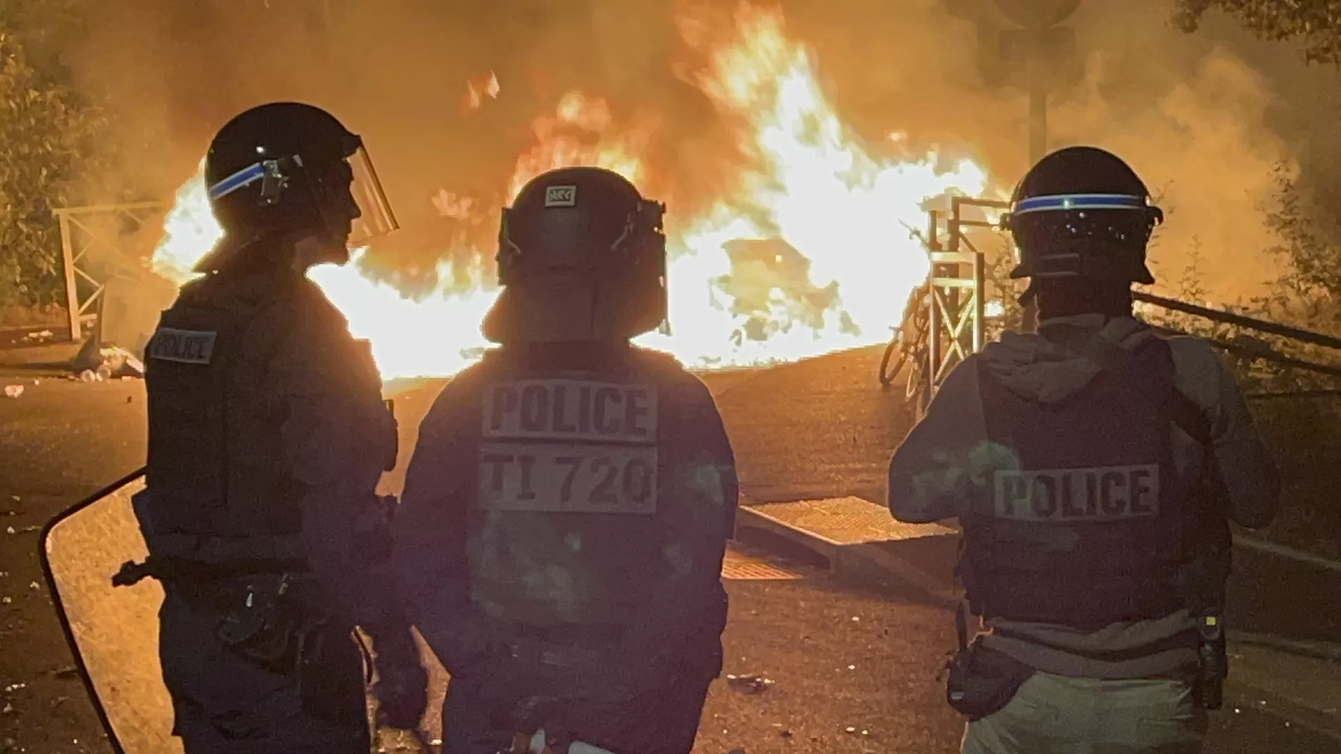 Agentes de Policía durante los disturbios en Nanterre, Francia. 