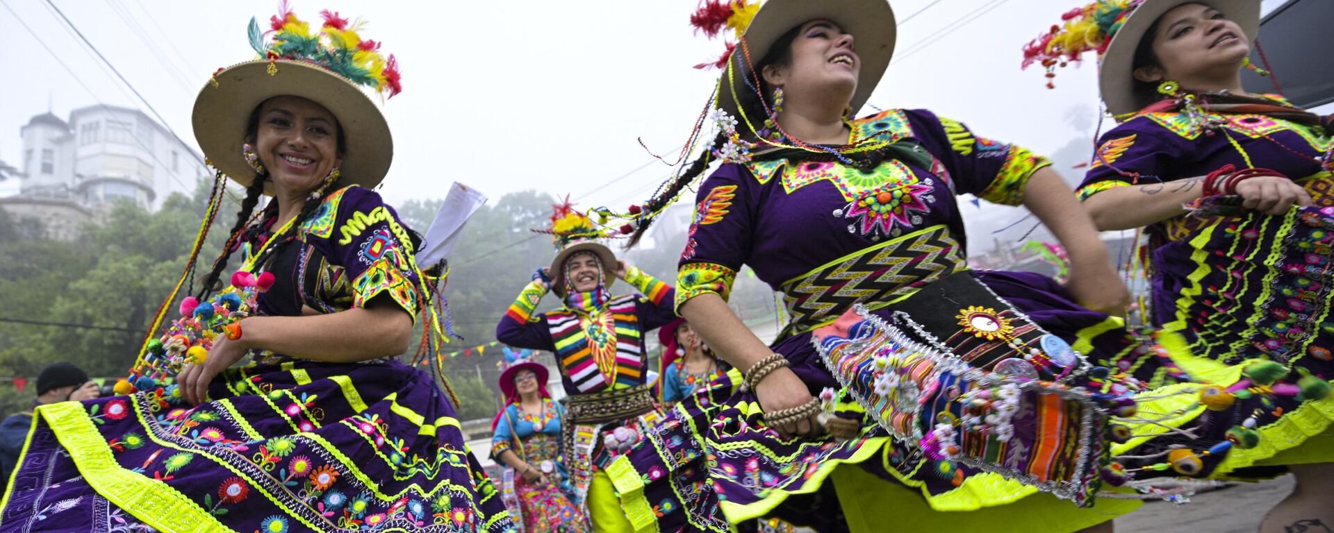 Bailarinas con trajes tradicionales chilenos en una fiesta - Sputnik Mundo, 1920, 18.07.2023