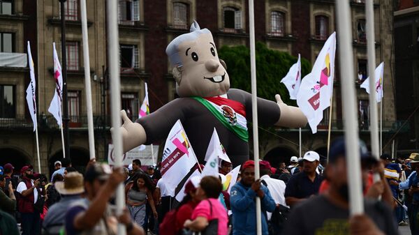 Un muñeco inflable del presidente Andrés Manuel López Obrador, durante un mitin en el Zócalo de la Ciudad de México, en marzo de 2023 - Sputnik Mundo