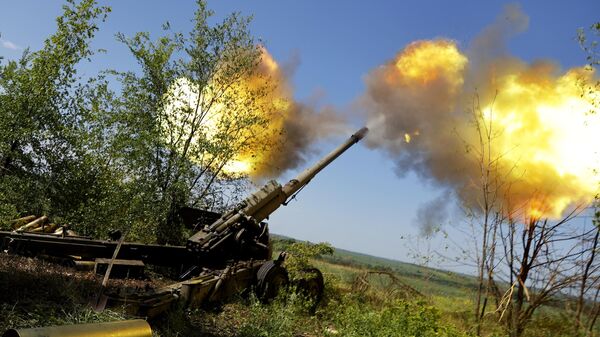 Un obus Giatsint-B de 152 mm disparando - Sputnik Mundo