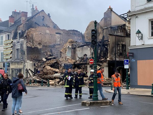 La policía, reforzada con vehículos blindados, intenta detener la violencia, pero los manifestantes lanzan piedras y petardos contra las fuerzas del orden. Unos 50 agentes ya resultaron heridos.En la foto: socorristas cerca de una farmacia quemada en la ciudad francesa de Montargis. - Sputnik Mundo