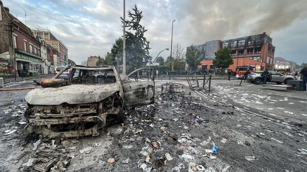 Francia, que vive su sexta noche de disturbios, preocupa cada vez más a la comunidad internacional. La ola de violencia empieza a hacer mella en la imagen de París, que en 2024 acogerá los Juegos Olímpicos. En la foto: un coche calcinado en Francia. - Sputnik Mundo