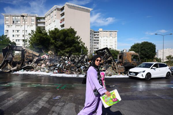 La noticia se extendió rápidamente por las comunidades de inmigrantes, y multitudes de manifestantes se echaron a la calle. Sin embargo, las protestas se convirtieron en pogromos y saqueos descarados. En la foto: un camión quemado en Marsella. - Sputnik Mundo