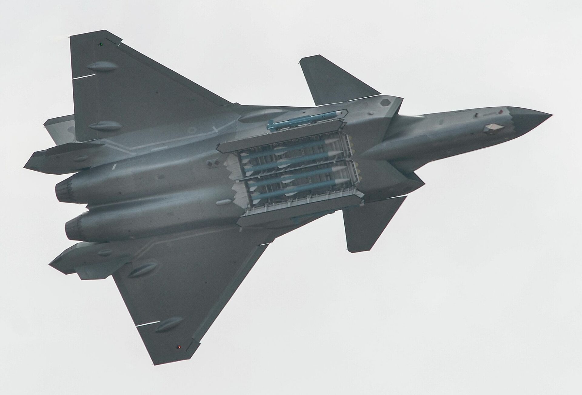 Chengdu J-20 mostrando bahías de armas, misiles y aviónica durante Airshow China 2018 - Sputnik Mundo, 1920, 05.07.2023