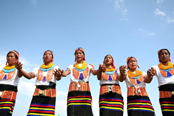 Además, los konyaks creían que si no se tatuaban no podrían conseguir comida en la otra vida. En las mujeres, los tatuajes significaban la transición de un ciclo vital a otro. Por ejemplo, un tatuaje bajo la rodilla hablaba del matrimonio de una mujer. - Sputnik Mundo