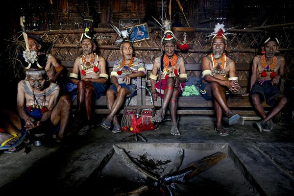 La costumbre de los konyaks de decorar sus cuerpos con tatuajes está estrechamente relacionada con la caza de cabezas: cuantas más cabezas traía un guerrero a la aldea, más intrincado era su tatuaje. De este modo, el tatuaje demostraba el estatus social del miembro de la tribu. - Sputnik Mundo