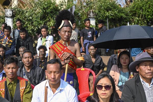 La costumbre de la caza de cabezas continuó en Nagaland hasta finales de la década de 1960. En la foto: konyaks y turistas en el pueblo de Longwa, distrito de Mon, Nagaland. - Sputnik Mundo