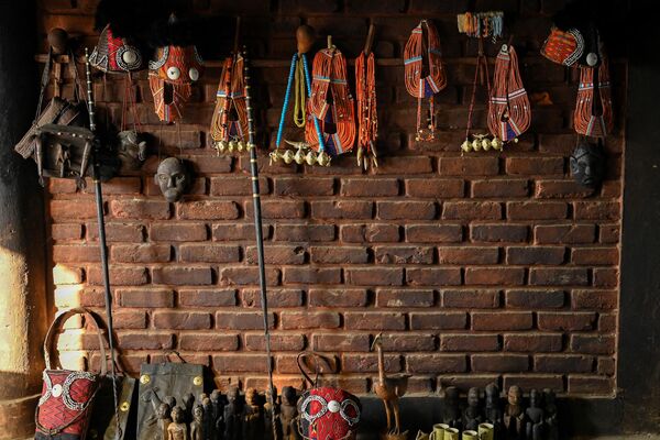 En la actualidad, la población de Konyak ronda los 320.000 habitantes, en su mayoría cristianos, y solo unos pocos antiguos cazadores de cabezas viven lo que les queda de la vida en los pueblos. En la foto: la colección de un jefe konyak en su residencia de la aldea de Longwa, distrito de Mon, estado de Nagaland. - Sputnik Mundo