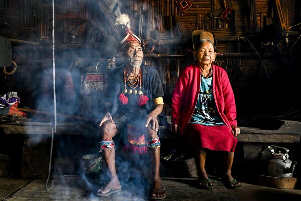 Los konyaks siguen prefiriendo vivir según las leyes de sus antepasados y no mezclarse con forasteros. La principal ocupación de los hombres sigue siendo la caza, mientras que las mujeres trabajan en el huerto y llevan la casa. Los konyaks también se consideran hábiles talladores de madera. - Sputnik Mundo