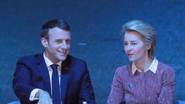 El presidente francés, Emmanuel Macron, y la presidenta de la Comisión Europea (CE), Ursula von der Leyen - Sputnik Mundo