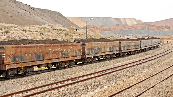 Tren cargado de roca fosfórica - Sputnik Mundo