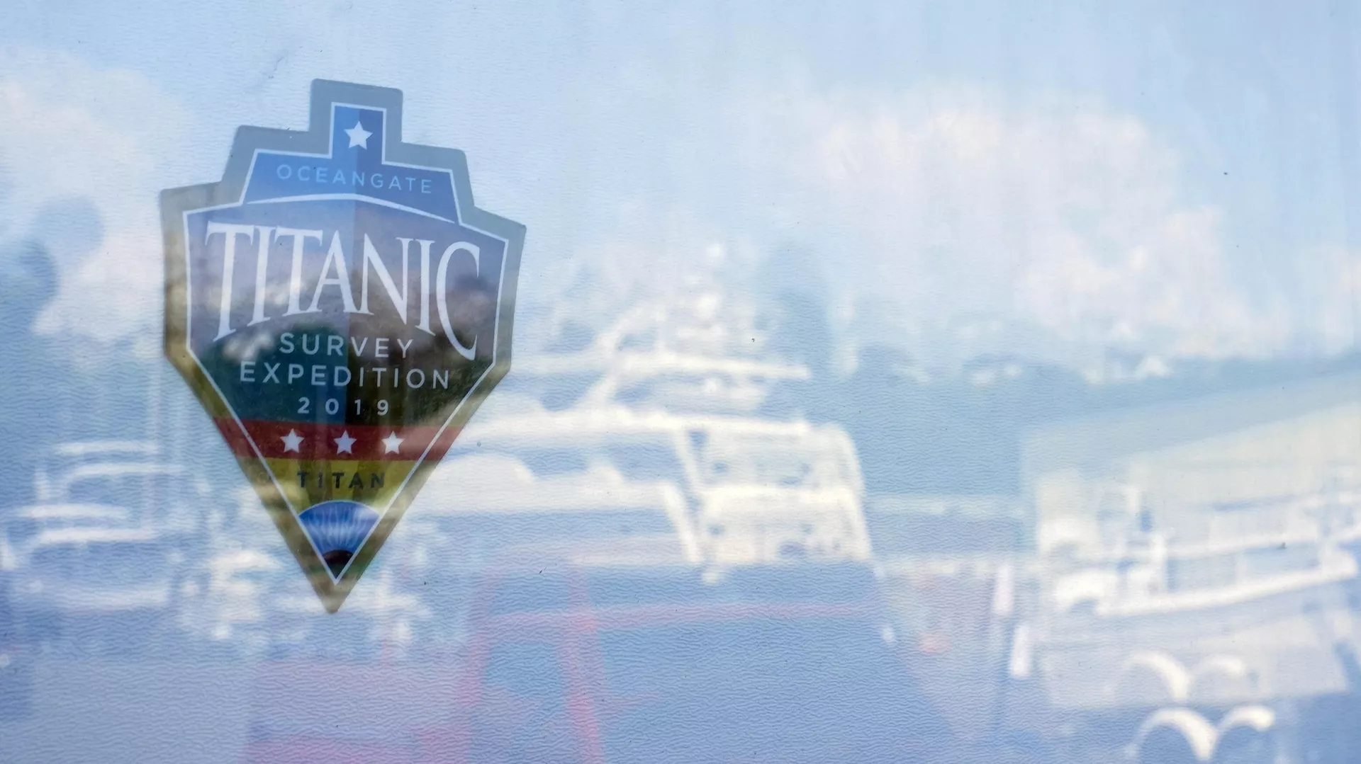 Una pegatina de la expedición de estudio del Titanic de 2019 se ve en la puerta del garaje en las oficinas de OceanGate
