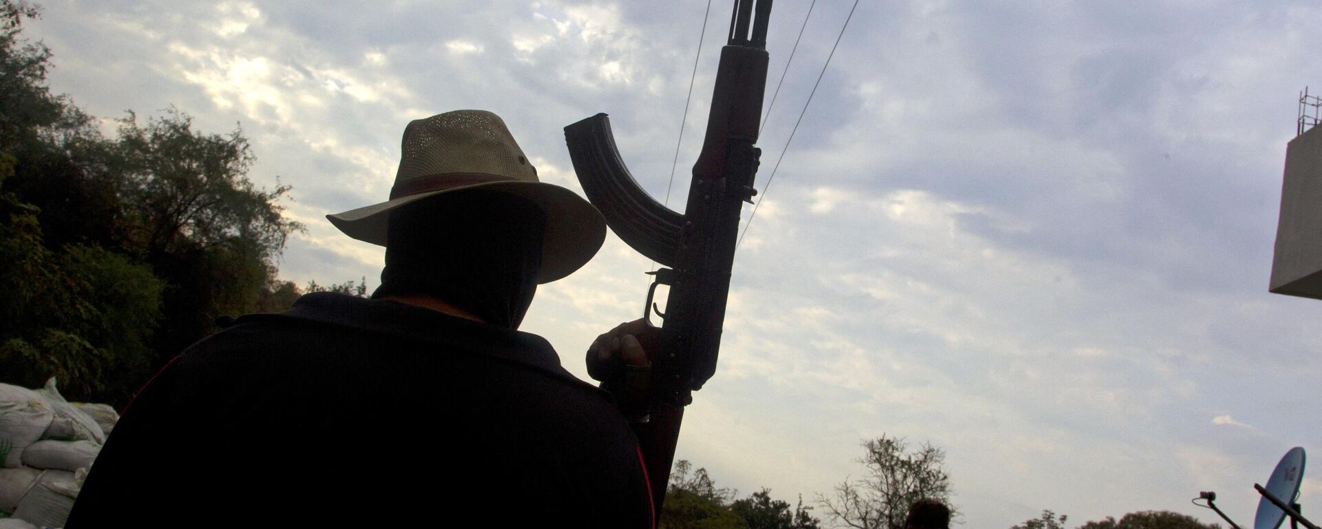 Miembros armados de un grupo de autodefensa montan guardia en una barricada en la comunidad de Úspero, estado de Michoacán, México.  - Sputnik Mundo, 1920, 06.07.2023