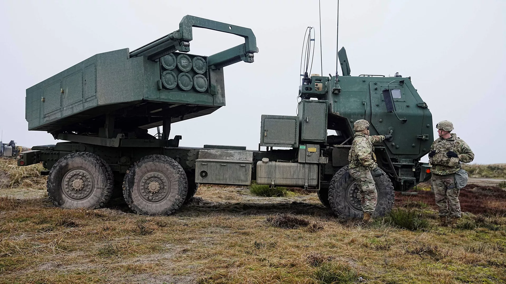Soldados frente a un Sistema de Cohetes de Artillería de Alta Movilidad Himars durante el ejercicio militar Dynamic Front liderado por EEUU en Dinamarca, el 30 de marzo de 2023. Soldados frente a un Sistema de Cohetes de Artillería de Alta Movilidad Himars durante el ejercicio militar Dynamic Front liderado por EEUU en Dinamarca, el 30 de marzo de 2023. - Sputnik Mundo, 1920, 09.05.2024