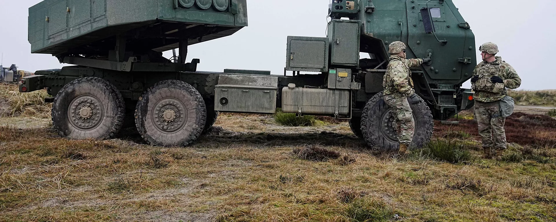 Soldados frente a un Sistema de Cohetes de Artillería de Alta Movilidad HIMARS durante el ejercicio militar Dynamic Front liderado por EEUU en Dinamarca, el 30 de marzo de 2023. - Sputnik Mundo, 1920, 07.07.2023