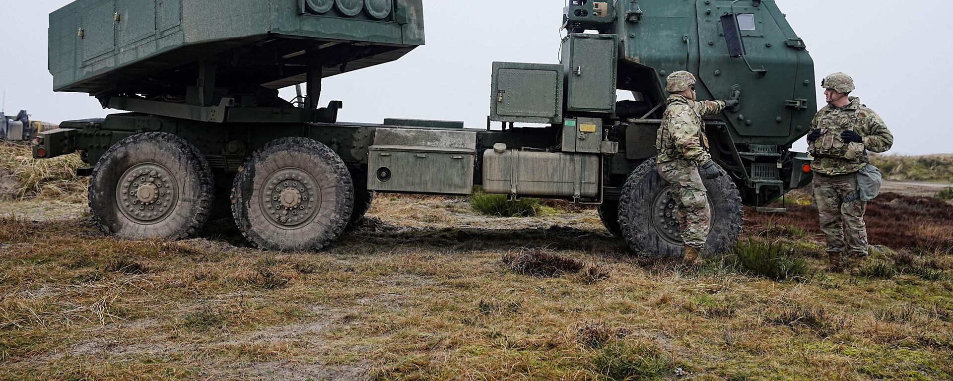 Soldados frente a un Sistema de Cohetes de Artillería de Alta Movilidad HIMARS durante el ejercicio militar Dynamic Front liderado por EEUU en Dinamarca, el 30 de marzo de 2023. - Sputnik Mundo, 1920, 07.07.2023