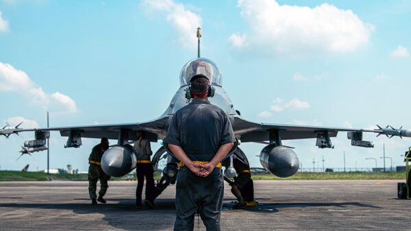 Un avión de combate F-16, de fabricación estadounidense - Sputnik Mundo