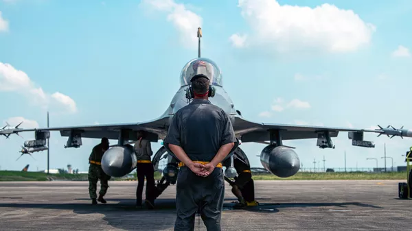 Un avión de combate F-16, de fabricación estadounidense - Sputnik Mundo
