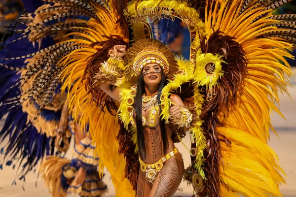 Una artista de la asociación cultural Caprichoso actúa en el festival anual de folclore Boi Bumba, en el municipio de Parintins, Brasil. Una artista de la asociación cultural Caprichoso actúa en el festival anual de folclore Boi Bumba, en el municipio de Parintins, Brasil. - Sputnik Mundo