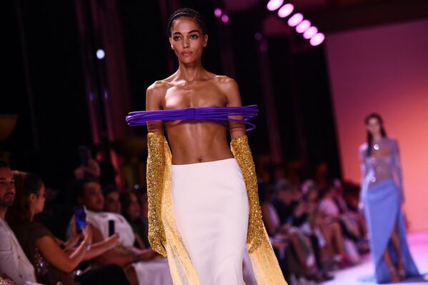 Una modelo presenta la colección otoño/invierno 2023-2024 de Georges Hobeika en la Semana de la Moda de París, Francia. - Sputnik Mundo