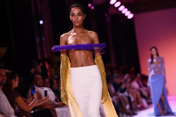 Una modelo presenta la colección otoño/invierno 2023-2024 de Georges Hobeika en la Semana de la Moda de París, Francia. Una modelo presenta la colección otoño/invierno 2023-2024 de Georges Hobeika en la Semana de la Moda de París, Francia. - Sputnik Mundo