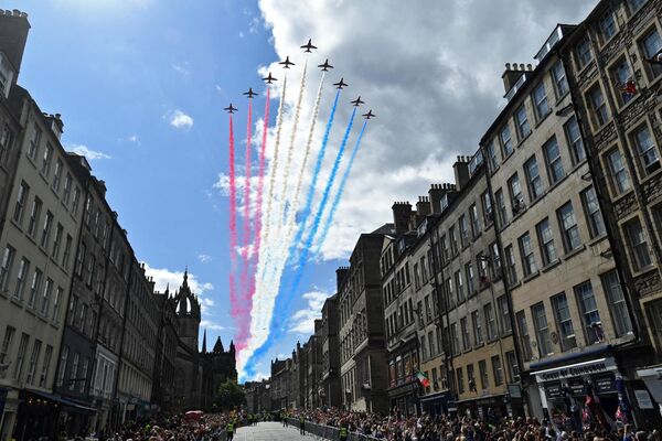 El equipo británico de acrobacias aéreas Red Arrows actúa en Edimburgo, Escocia, como parte de las celebraciones con motivo de la segunda coronación de Carlos III y su esposa, la reina consorte Camilla. - Sputnik Mundo