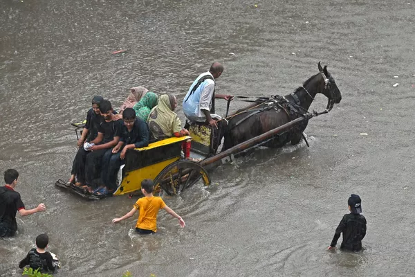 Una calle inundada tras las fuertes lluvias en Lahore, Pakistán. Una calle inundada tras las fuertes lluvias en Lahore, Pakistán. - Sputnik Mundo