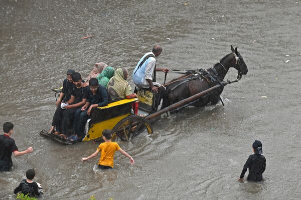 Una calle inundada tras las fuertes lluvias en Lahore, Pakistán. - Sputnik Mundo