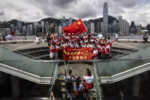 Varias personas celebran en el paseo marítimo de Tsim Sha Tsui, en Hong Kong, el 26 aniversario de la devolución de Hong Kong a la jurisdicción china tras más de un siglo y medio de dominio colonial británico. Varias personas celebran en el paseo marítimo de Tsim Sha Tsui, en Hong Kong, el 26 aniversario de la devolución de Hong Kong a la jurisdicción china tras más de un siglo y medio de dominio colonial británico. - Sputnik Mundo