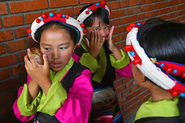 Niños inmigrantes tibetanos se preparan para actuar en la fiesta de los 88 cumpleaños del dalái lama en la escuela Namgyal de Katmandú, Nepal. Niños inmigrantes tibetanos se preparan para actuar en la fiesta de los 88 cumpleaños del dalái lama en la escuela Namgyal de Katmandú, Nepal. - Sputnik Mundo
