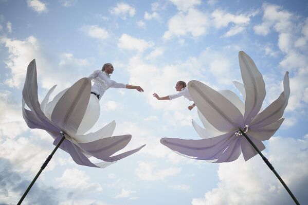 Artistas del grupo italiano Flower Sway Poles actúan en el Festival Internacional de Teatro de Calle ¡B-FIT in the Street! en Bucarest, Rumanía. - Sputnik Mundo