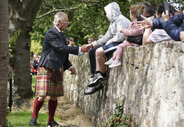 El rey Carlos III del Reino Unido charla con los lugareños durante una visita a Kinneil House en Edimburgo, Escocia. - Sputnik Mundo