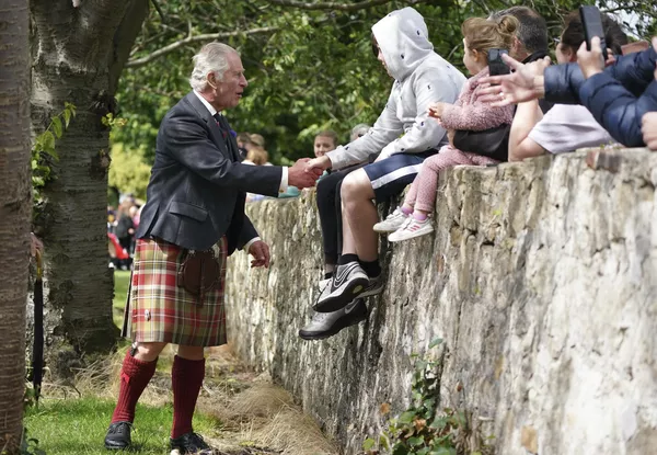 El rey Carlos III del Reino Unido charla con los lugareños durante una visita a Kinneil House en Edimburgo, Escocia. El rey Carlos III del Reino Unido charla con los lugareños durante una visita a Kinneil House en Edimburgo, Escocia. - Sputnik Mundo