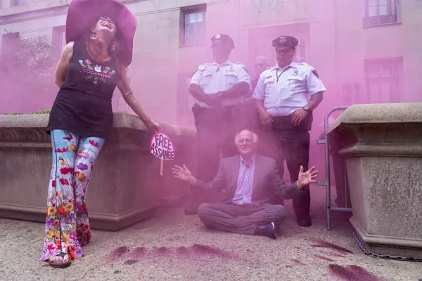 La cofundadora de la organización no gubernamental internacional de activistas Codepink, Jodie Evans (izda.), y el cofundador de la empresa estadounidense que fabrica helados Ben & Jerry's Bennett Cohen durante una protesta contra el procesamiento del fundador de Wikileaks, Julian Assange. La cofundadora de la organización no gubernamental internacional de activistas Codepink, Jodie Evans (izda.), y el cofundador de la empresa estadounidense que fabrica helados Ben & Jerry's Bennett Cohen durante una protesta contra el procesamiento del fundador de Wikileaks, Julian Assange. - Sputnik Mundo