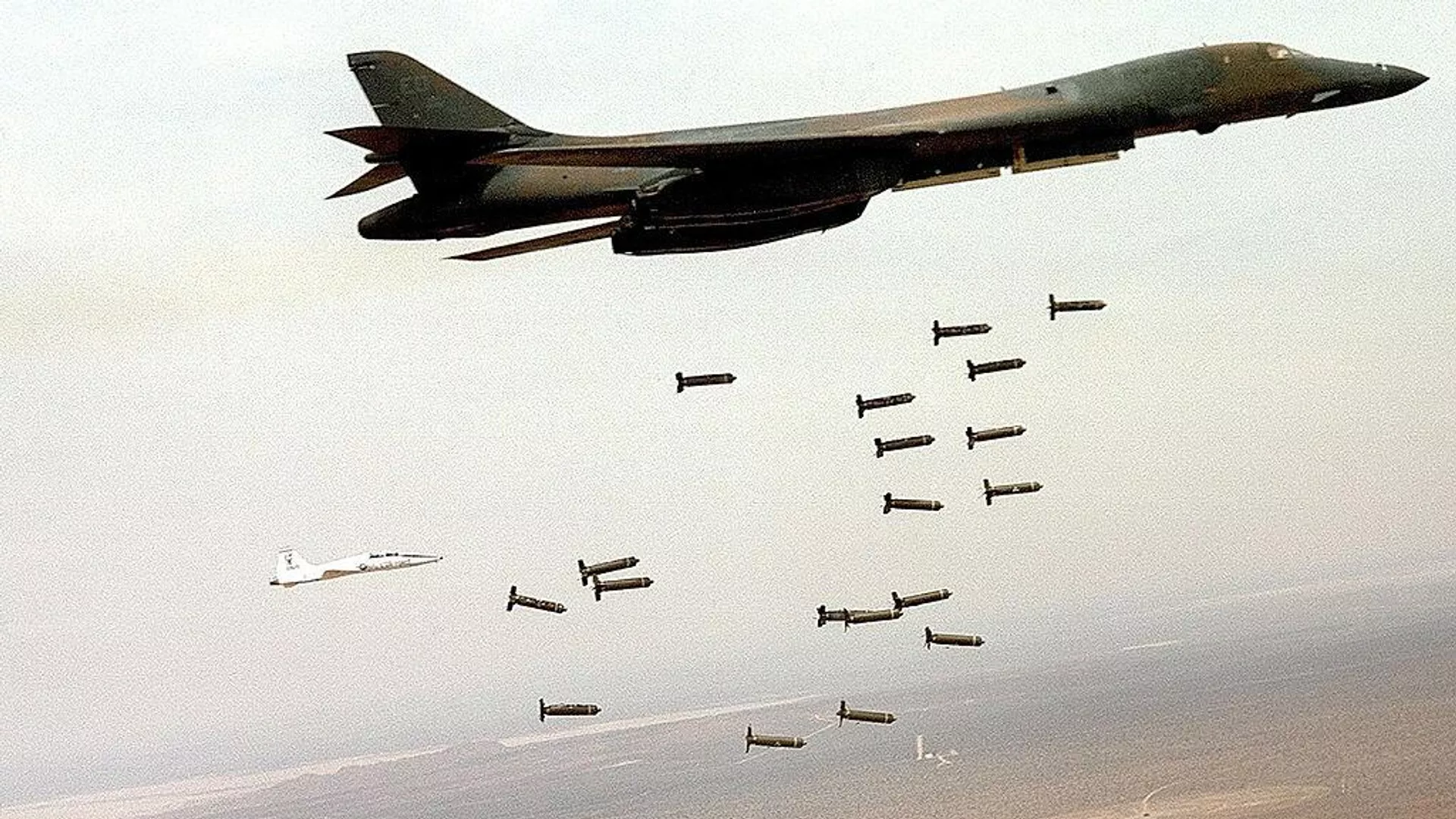 Un B-1 Lancer estadounidense lanzando bombas de racimo Un B-1 Lancer estadounidense lanzando bombas de racimo - Sputnik Mundo, 1920, 07.07.2023