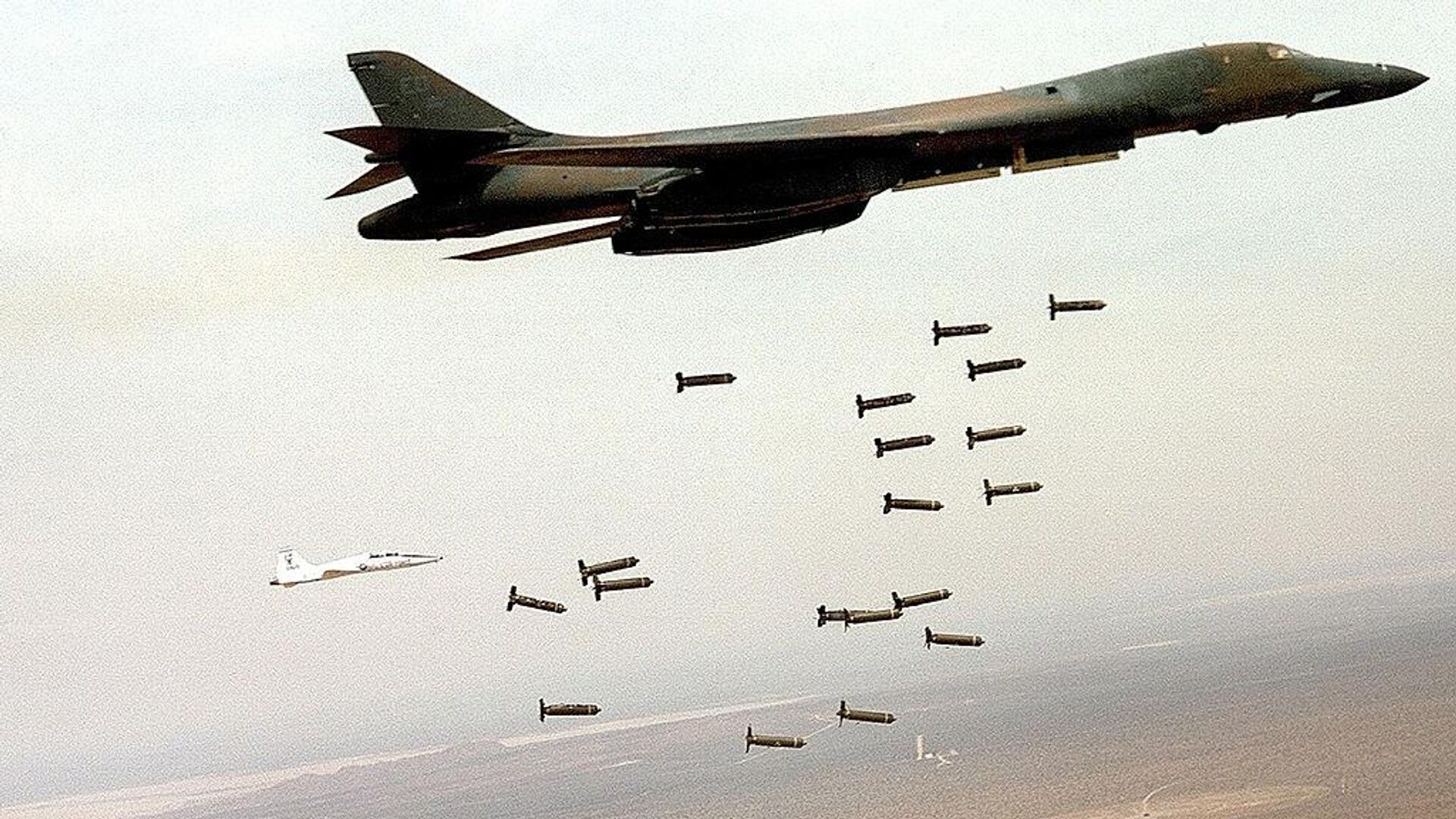 Un B-1 Lancer estadounidense lanzando bombas de racimo Un B-1 Lancer estadounidense lanzando bombas de racimo - Sputnik Mundo, 1920, 07.07.2023