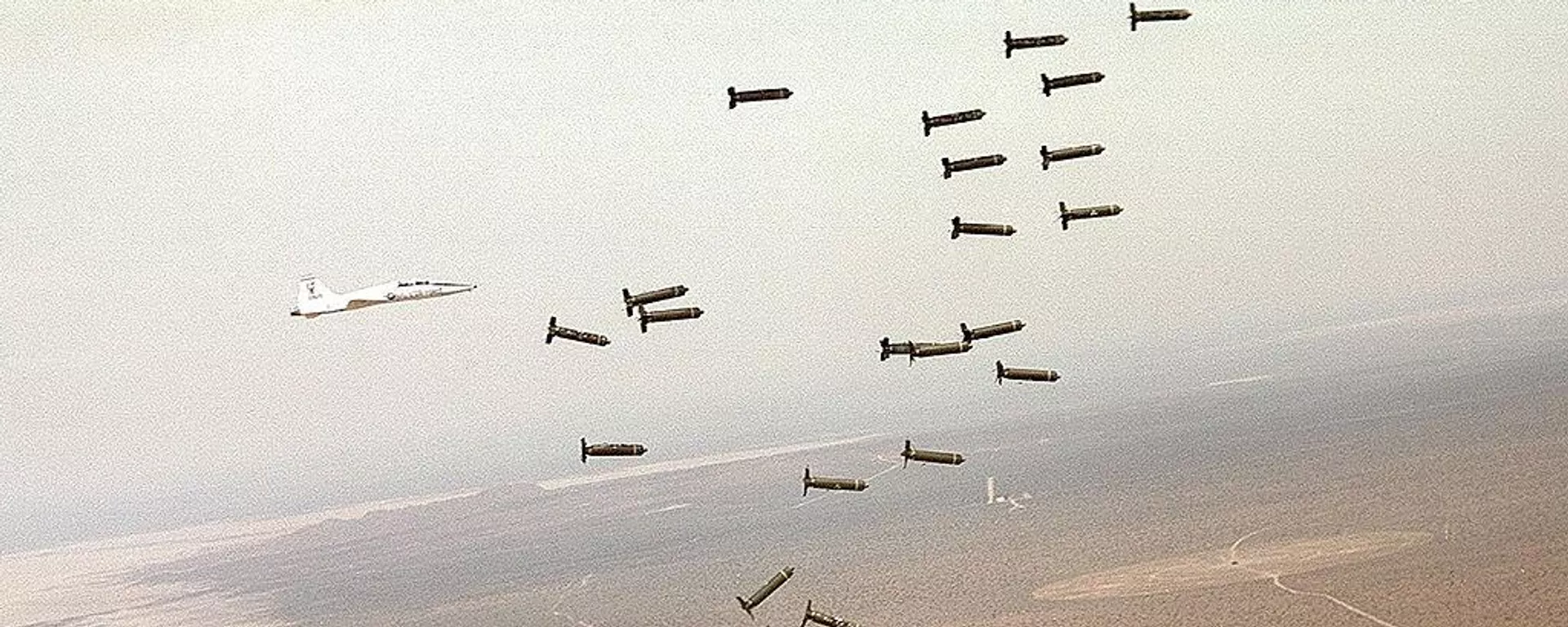 Un B-1 Lancer estadounidense lanzando bombas de racimo - Sputnik Mundo, 1920, 07.07.2023