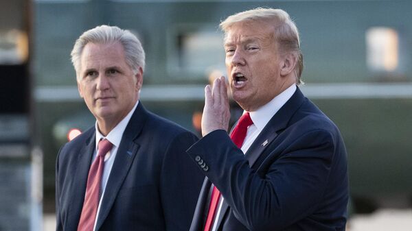 El presidente de la Cámara de Representantes de EEUU, Kevin McCarthy, y el exmandatario de EEUU Donald Trump  - Sputnik Mundo
