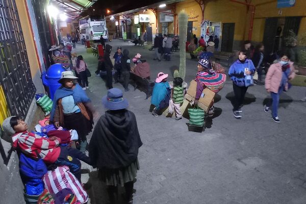 Refugio invernal en la terminal de buses de La Paz - Sputnik Mundo