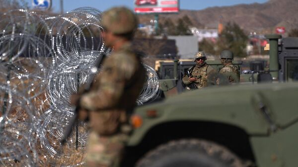 Soldados de la Guardia Nacional de Texas patrullan el lado estadounidense del río Grande después de que cientos de migrantes entraran ilegalmente en Estados Unidos, el 22 de diciembre de 2022. - Sputnik Mundo