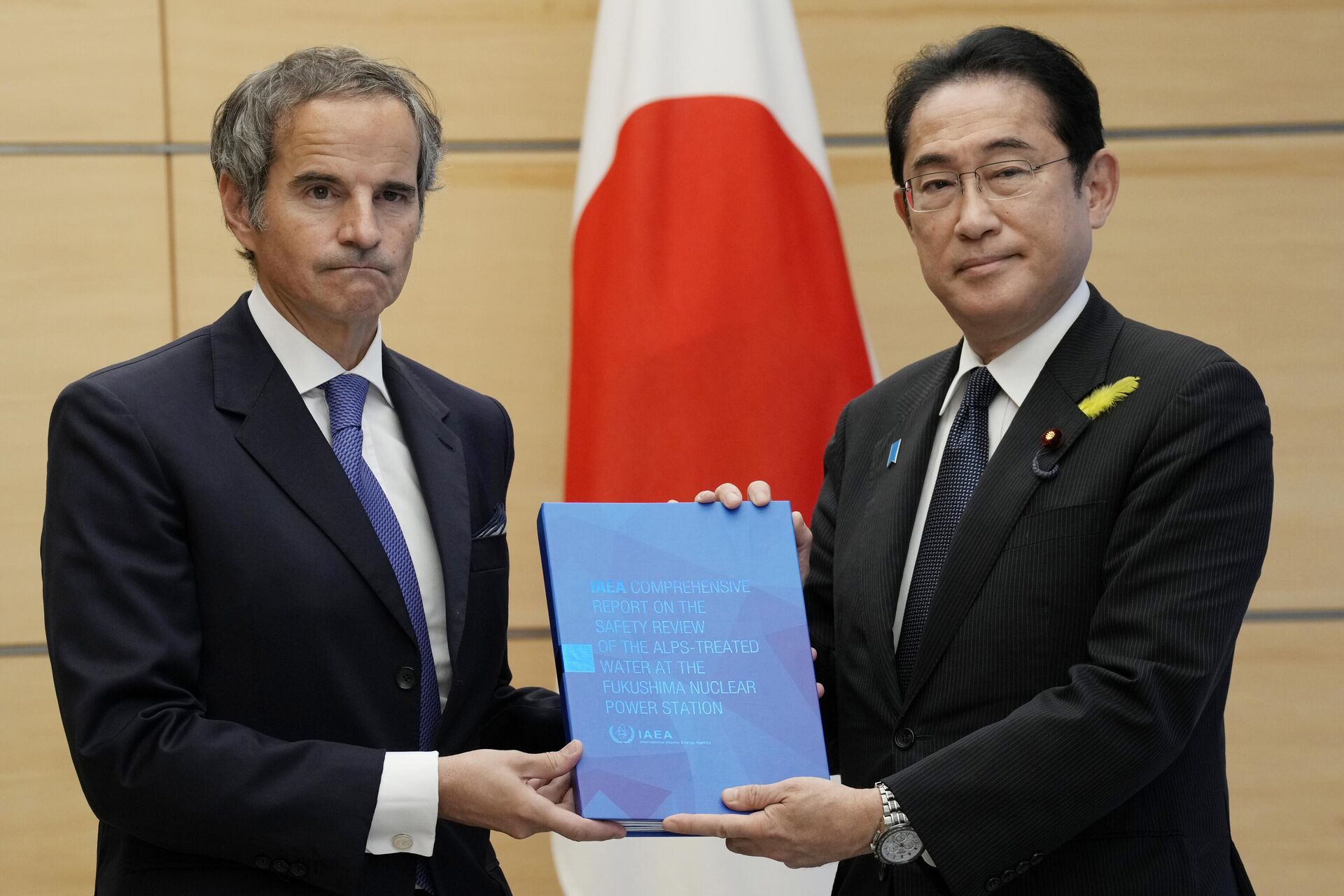 El director general del Organismo Internacional de la Energía Atómica (OIEA), Rafael Grossi, entrega el informe de la organización sobre el vertido de agua tratada de Fukushima al primer ministro japonés, Fumio Kishida, el 4 de julio, 2023 - Sputnik Mundo, 1920, 08.07.2023