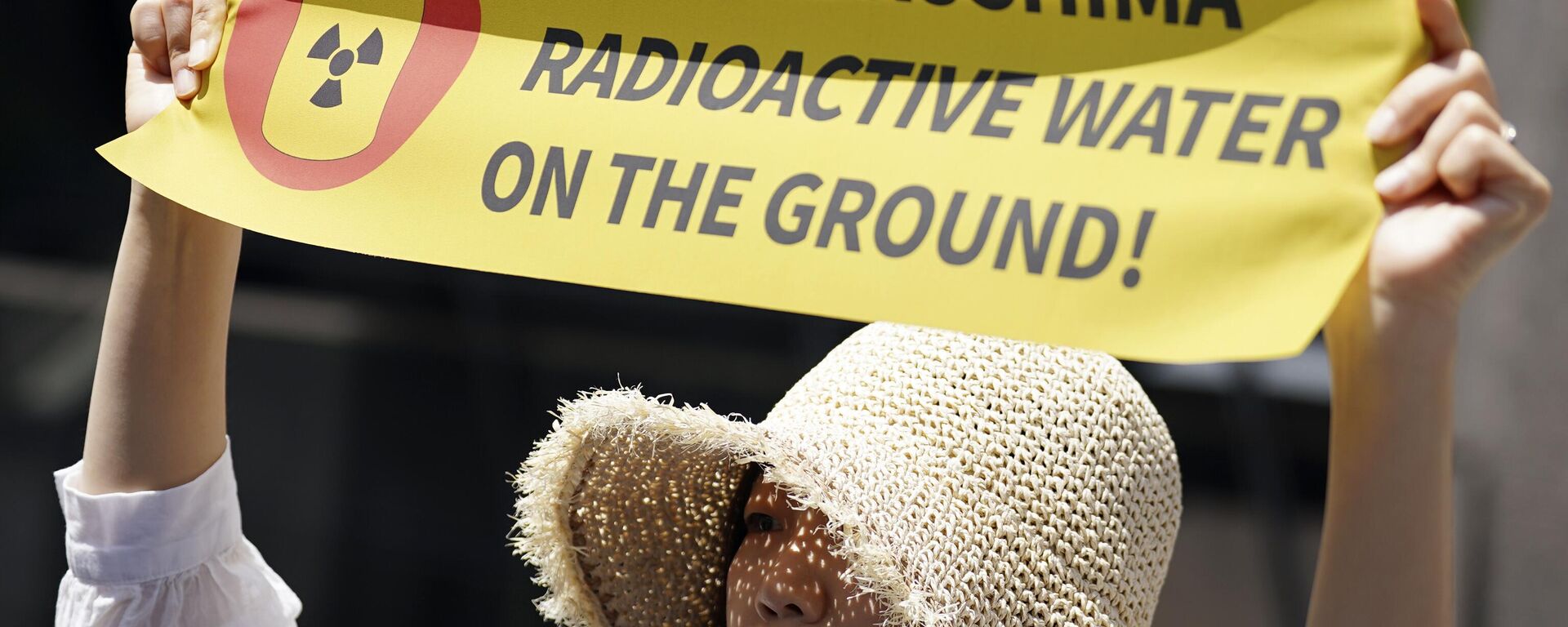 Una manifestante sostiene una pancarta durante una concentración frente a la sede de Tokyo Electric Power Company Holdings (TEPCO) el 16 de mayo de 2023, en Tokio - Sputnik Mundo, 1920, 21.08.2023