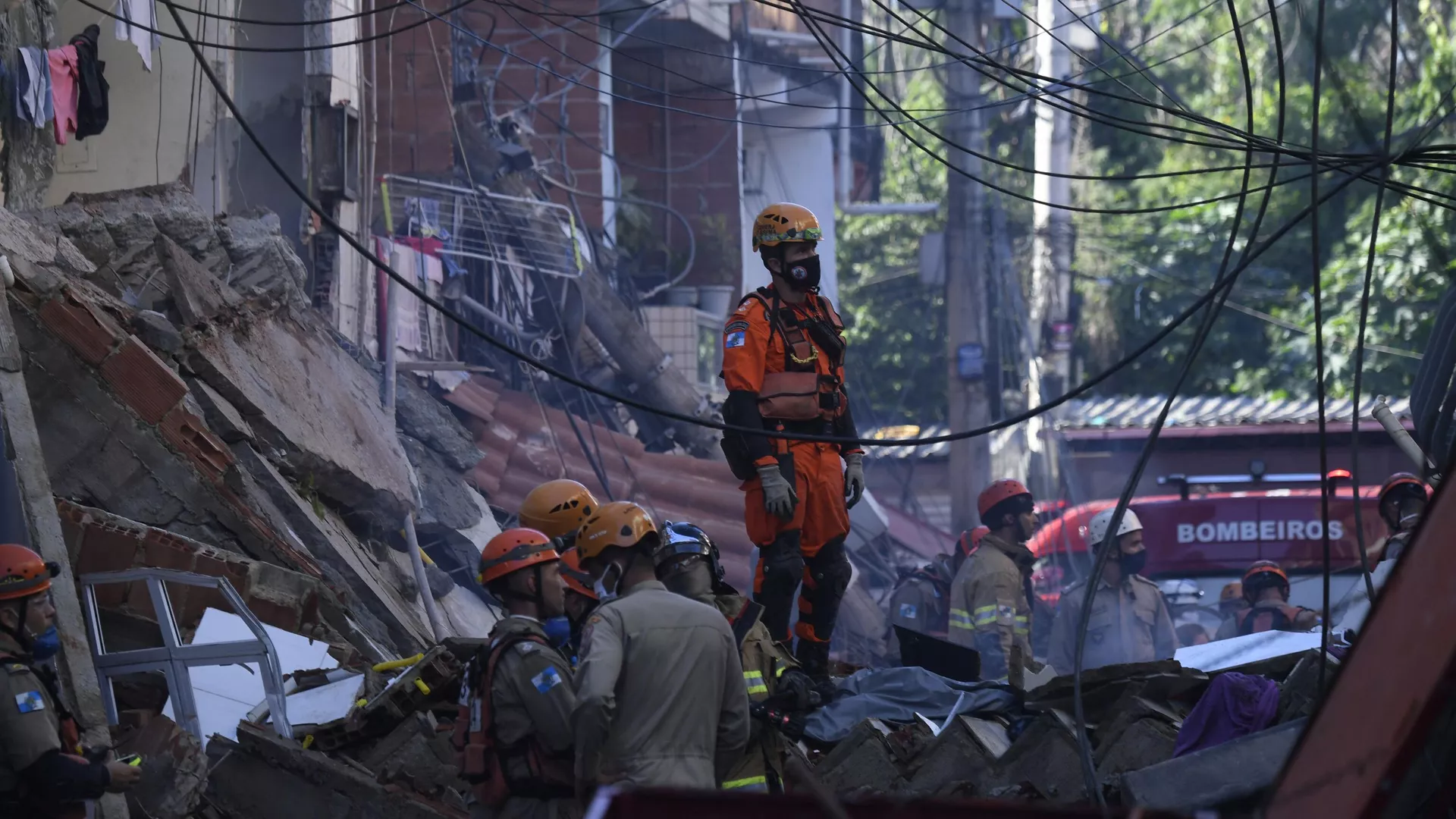Bomberos y equipos de rescate buscan víctimas del derrumbe de un edificio, Brasil Bomberos y equipos de rescate buscan víctimas del derrumbe de un edificio, Brasil - Sputnik Mundo, 1920, 08.07.2023